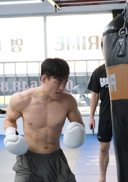 상의를 탈의한 채 샌드백을 치고 있는 정재복. 그가 최근 위험에 빠진 여성을 보호하는 미담을 남겼다.