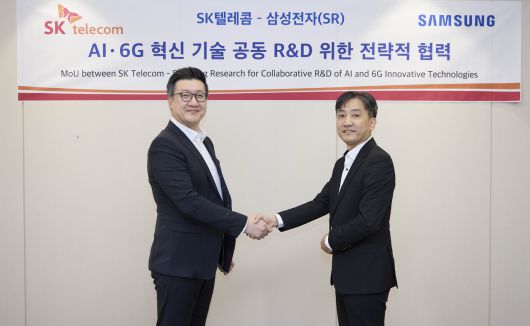 류탁기(왼쪽부터) SKT 네트워크기술담당과 정진국 삼성리서치 차세대통신연구센터장이 MOU를 체결하고 기념촬영하는 모습. [SK텔레콤 제공]