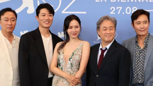 ‘어쩔수가없다’ 출연 배우들이  베니스국제영화제에 참여한 모습. [사진, CJ ENM]