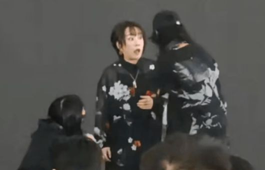 일본 가수 오쓰키 마키가 지난 28일(현지시간) 중국 상하이에서 열린 ‘반다이 남코 페스티벌 2025’에서 노래를 부르던 중 갑자기 무대로 올라온 스태프들에게 저지당하는 모습. [엑스(X·옛 트위터) 캡처