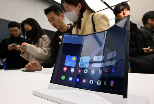 삼성의 두 번 접히는 신형 폴더블폰 ‘갤럭시Z트라이폴드’ 공개행사가 2일 오전 서울 서초구 강남대로 삼성 강남에서 열려 참석자들이 제품을 살펴보고 있다.  이상섭 기자