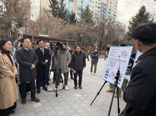 3일 오전 경기도 안양시 동안구 ‘쌍용아파트’에서 김윤덕(왼쪽에서 두 번째) 국토교통부 장관이 평촌신도시 정비사업 추진현황 관련 브리핑을 듣는 모습. 신혜원 기자