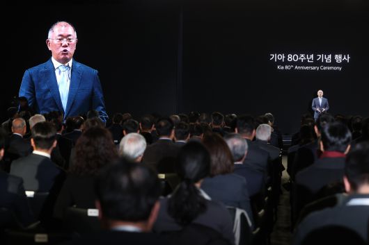 정의선 현대차그룹 회장이 5일 기아 비전스퀘어에서 열린 기아 80주년 기념식에서 발언하고 있다. [연합]