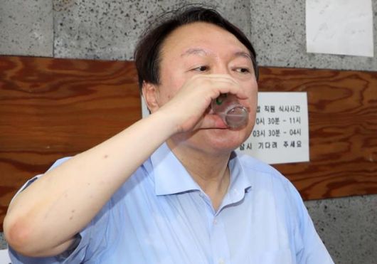 윤석열 전 대통령이 2021년 대선 주자 시절 부산 서구의 한 식당을 방문해 지역 국회의원들과 함께 식사하던 중 소주를 마시고 있다. [뉴시스]