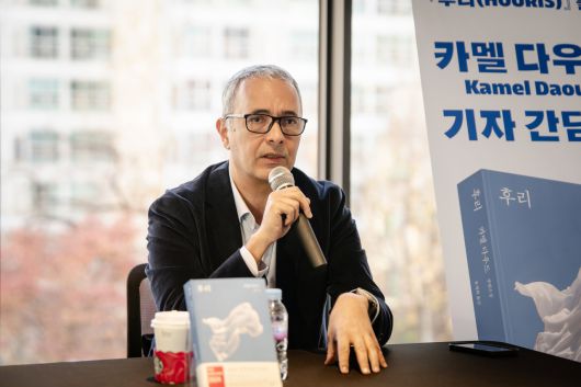 카멜 다우드 작가가 3일 서울 중구 주한프랑스대사관에서 ‘후리’ 출간 기념 기자간담회를 하고 있다.  [민음사 제공]