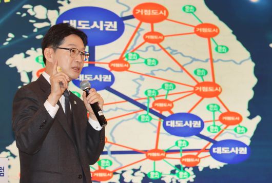 김경수 대통령직속 지방시대위원회 위원장이 5일 대구 호텔인터불고에서 열린 ‘2025년 제4차 지역혁신중심 대학지원체계(RISE) 성과포럼’에서 기조강연을 하고 있다.[지방시대위원회 제공]