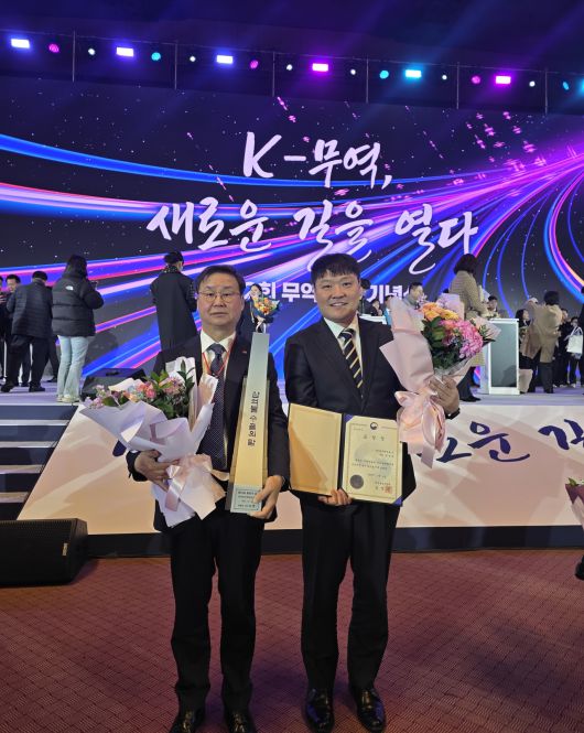 정창진(왼쪽) 한전원자력연료 사장과 황인선 부장이 ‘3억 불 수출의 탑’ 상장을 수여 받고 기념 촬영을 하고 있다.[한전원자력연료 제공]