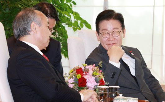 이재명 대통령이 5일 용산 대통령실에서 손정의 소프트뱅크그룹 회장과 면담하고 있다. [연합]