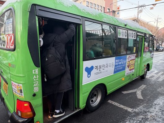 5일 오전 8시께 서울 종로구 안국역에서 정차한 마을버스가 만차로 출발을 못하고 있다. 이날 시민들은 마을버스가 여러 차례 지연되자 만차 버스에 타거나 택시를 잡기도 했다. 정주원 기자.
