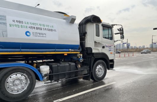 도로먼지 제거를 위한 살수차 운영 모습.[인천시 제공]