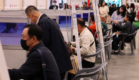 대한민국 인구 5명 중 1명이 ‘노인’으로 집계되는 초고령사회로 진입하면서 노인 기준 연령 상한에 대한 여론이 다시 수면 위로 올라올지 주목된다. 사진은 ‘2024 부산 잡(JOB) 페스티벌’에 참여한 중장년 구직자들이 노인일자리사업 참여상담을 하고 있는 모습 [뉴시스]