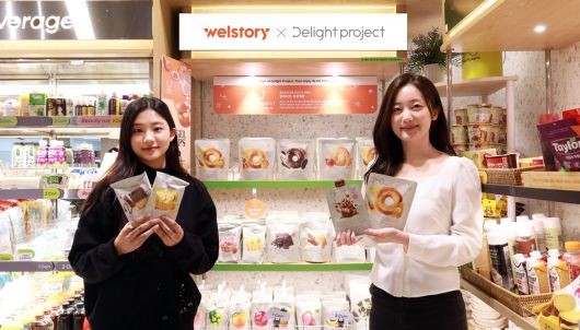 삼성웰스토리 임직원이 간편식 코너에서 제공 중인 ‘딜라이트 프로젝트’ 제품을 소개하고 있다.  [삼성웰스토리 제공]