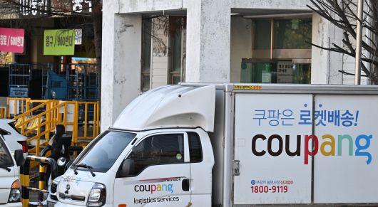 쿠팡이 3370만개 계정의 개인정보가 유출된 사실을 공개한 뒤 소비자의 불안이 점차 커지고 있다. 지난 4일 오후 서울 도심 내 한 쿠팡 물류센터에 배송차량이 주차되어 있다. 임세준 기자