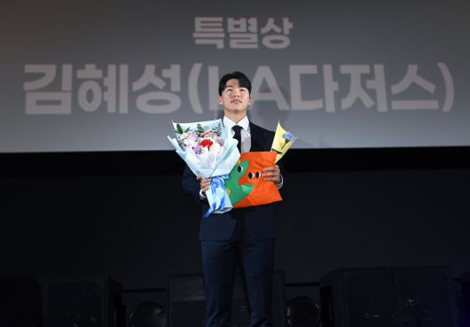 LA 다저스 김혜성이 4일 서울 영등포구 타임스퀘어 CGV 영등포 스크린X관에서 열린 ‘제39회 스포츠서울 올해의 상’에서 특별상을 수상한 뒤 기념사진을 촬영하고 있다. [스포츠서울 제공]