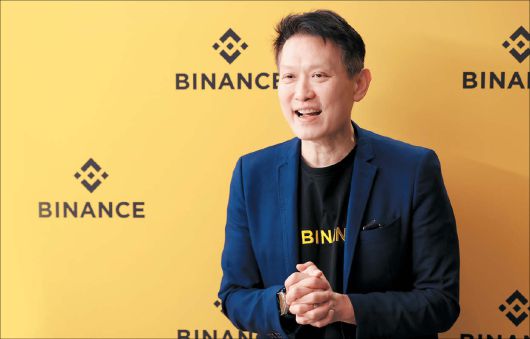 리처드 텡 바이낸스 공동대표가 한국 기자단과 인터뷰를 하고 있다.  두바이=유동현 기자