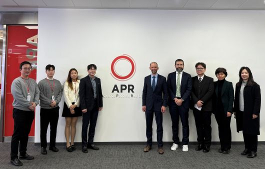 지난 4일 서울 송파구 에이피알 본사를 찾은 유엔 세계지식재산기구(WIPO)의 앤드루 스테인즈(오른쪽 다섯 번째) 사무차장보와 에이피알 관계자들이 기념 사진을 촬영하고 있다. [에이피알 제공]