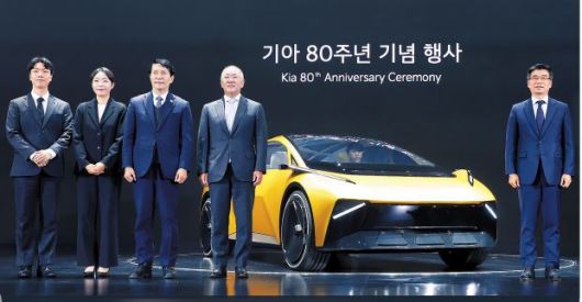 정의선 현대차그룹 회장(왼쪽 네번째), 송호성(맨 오른쪽) 기아 사장 등 계열사 CEO 및 임원들이 5일 경기 용인 기아 비전스퀘어에서 열린 기아 80주년 기념식에서 기념 촬영을 하고 있다. [연합]