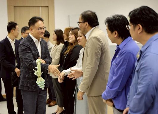 포스코플로우 반돈호(왼쪽 두 번째) 사장이 태국 법인에 방문해 직원들과 인사를 나누고 있다.