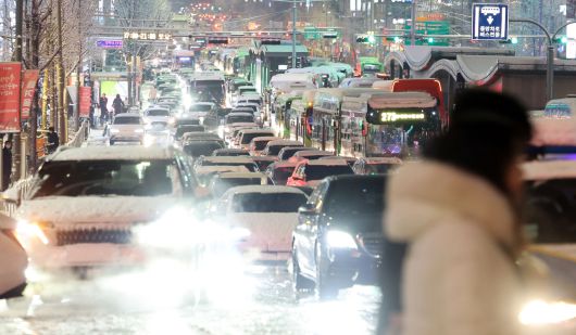 서울·인천·경기·강원 등 4개 시도에 대설특보가 발효된 지난 4일 서울 마포구 홍대입구역 인근에서 퇴근길 차량들이 눈길에 큰 정체를 빚고 있다. [연합]