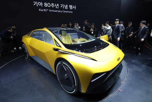 5일 경기 용인 기아 비전스퀘어에서 열린 기아 80주년 기념식에서 콘셉트카 ‘비전 메타투리스모’가 공개되고 있다. [연합]