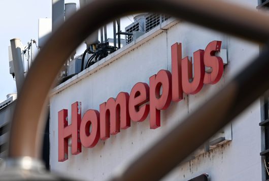 기업회생 절차를 밟고 있는 홈플러스가 현금흐름 한계를 이유로 일부 점포에 대해 연내 영업종료를 검토하고 있는 가운데 4일 오후 서울 강서구 홈플러스 가양점의 홈플러스 로고가  한 조형물에 갇혀있다.  유통업계에 따르면 홈플러스는 폐점을 보류해 온 15개 점포 중 일부의 영업 중단을 검토 중이다. 검토 대상은 가양·장림·일산·원천·울산북구점 등으로 알려졌다. 이상섭 기자