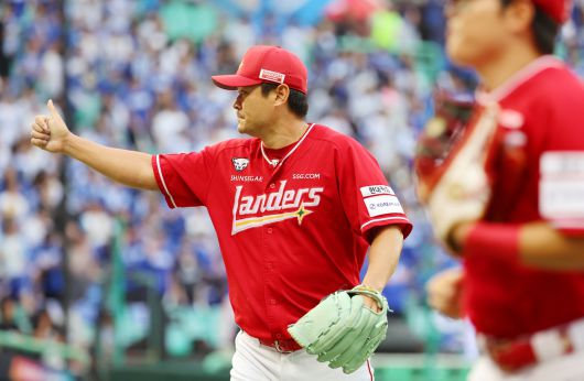 SSG 노경은이 무실점으로 이닝을 마친 뒤 자신있다는 손 제스처를 취하고 있다. [연합]