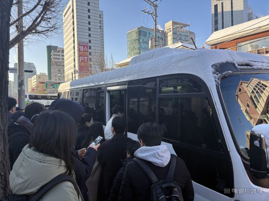 5일 오전 서울 종로구 안국역의 한 버스정류장에서 시민들이 버스에 타기 위해 줄지어 서있다. 정주원 기자.