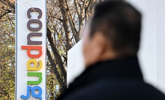 쿠팡이 3370만개 계정의 개인정보가 유출된 사실을 공개한 뒤 소비자의 불안이 점차 커지고 있다. 사진은 4일 오후 서울 도심 내 한 쿠팡 물류센터의 모습. 임세준 기자