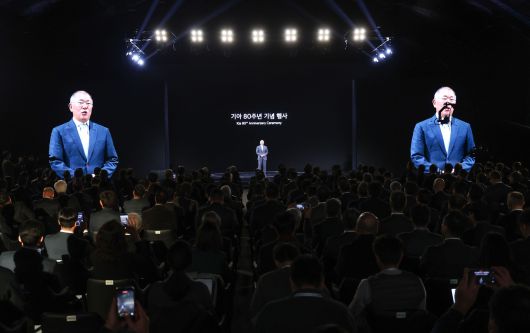 정의선 현대차그룹 회장이 5일 경기 용인 기아 비전스퀘어에서 열린 기아 80주년 기념식에서 발언하고 있다. [연합]