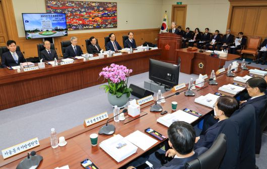 조희대 대법원장이 5일 서울 서초구 대법원 대회의실에서 열린 전국법원장회의에서 발언하고 있다. [연합]