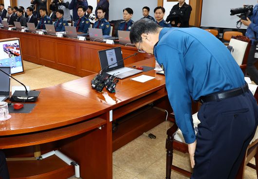 유재성 경찰청장 직무대행이 1일 서울 서대문구 경찰청에서 전국 경찰 지휘부 화상회의를 주재하며 12·3 비상계엄 당시 국회 출입을 통제한 경찰의 행위에 대해 대국민 사과를 하고 있다. [연합]