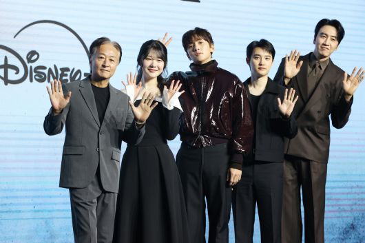 3일 서울 영등포구 콘래드서울호텔에서 열린 디즈니+ 오리지널 시리즈 ‘조각도시’ 제작발표회에서 배우들이 포즈를 취하고 있다. 왼쪽부터 김종수, 조윤수, 지창욱, 도경수, 이광수. <연합뉴스>