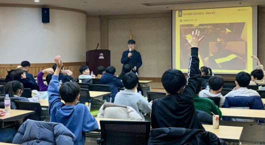 도현민 KIMM 책임연구원이 로봇 핸드에 대해 설명하고 있다.[국가과학기술연구회 제공]