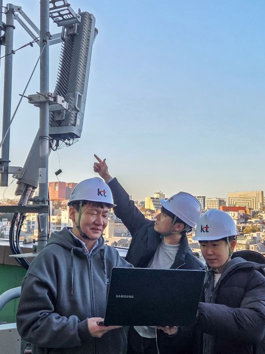 KT-삼성전자 직원들이 AI-RAN 검증 작업을 진행하는 모습 [KT 제공]