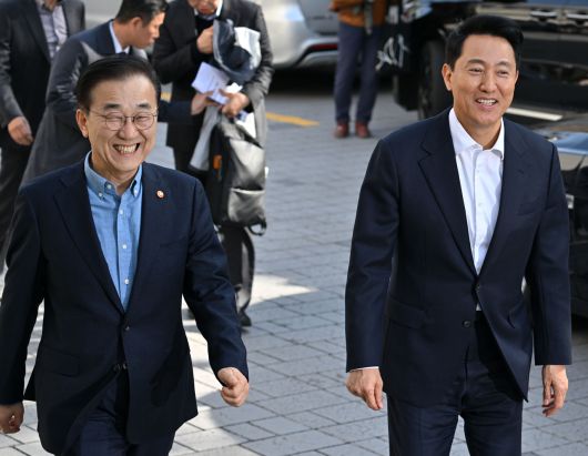 김윤덕(왼쪽) 국토교통부 장관과 오세훈 서울시장이 지난달 13일 서울 중구 달개비에서 오찬회동을 마친 뒤 취재진을 만나기 위해 이동하고 있다. 임세준 기자