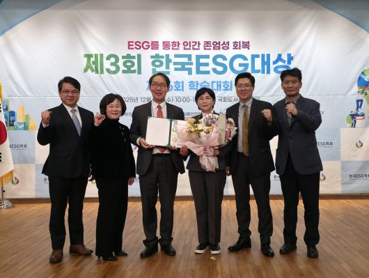 [경북도의회 이선희 기획경제위원장(청도)이 10일 국회도서관에서 열린 ‘제3회 한국ESG대상’수상식에서 지자체(지방의회 포함) 부문 ESG 대상을 수상했다]