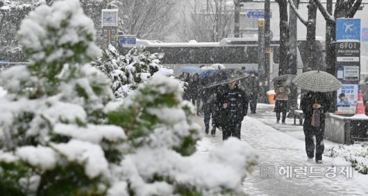 일요일인 14일에도 전국에 눈·비가 내리는 날씨가 이어지겠다. 임세준 기자