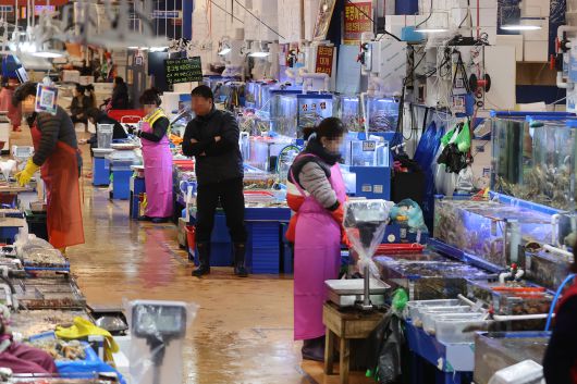 서울 동작구 노량진수산시장에서 시민들이 장을 보고 있다.[연합]