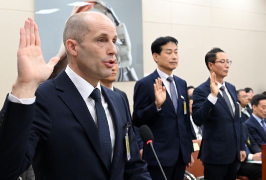 해롤드 로저스 쿠팡 대표이사(왼쪽) 등 증인들이 17일 오전 서울 여의도 국회 과학기술정보방송통신위원회에서 열린 쿠팡 침해사고 관련 청문회에서 선서하고 있다. 이상섭 기자