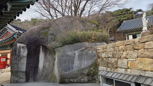 대웅전 좌측 관음바위