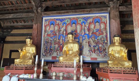 수덕사 대웅전 목조 삼불좌상