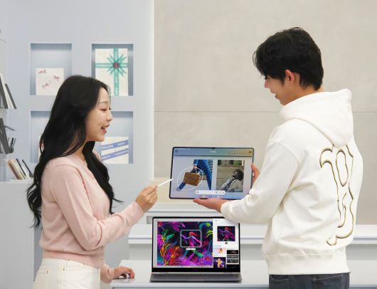 삼성전자 모델이 ‘갤럭시 탭 S11 울트라’의 ‘서클 투 서치’ 기능과 ‘갤럭시 북5 프로’의 ‘AI 셀렉트’ 기능을 체험하는 모습 [삼성전자 제공]