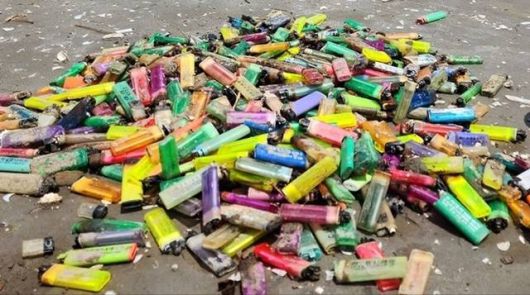 가득 쌓인 라이터 쓰레기.[헤럴드DB]