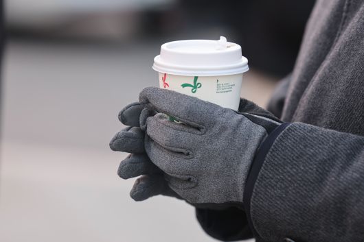 따뜻한 커피를 손에 든 시민의 모습. [연합]