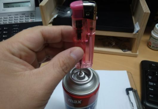 일회용 라이터에 가스를 충전하는 모습.[네이버 블로그 갈무리]