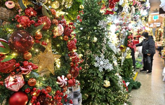 서울 중구 남대문시장 내 도매 상가에 다양한 트리와 장식품이 진열되어 크리스마스 분위기를 자아내고 있다. 임세준 기자