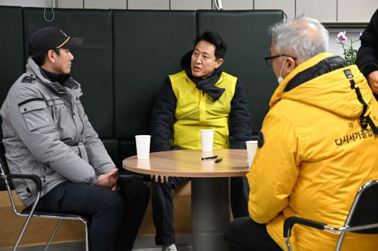 오세훈 시장(가운데)이 25일 서울역파출소를 방문해 노숙인 보호 활동 관련 애로사항을 청취하고 추위 속에서 근무 중인 경찰관들을 격려했다.