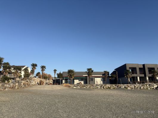 무안공항 근처 한 펜션 주차장의 모습. 주차 차량이 단 한대도 없어 황량한 모습이다. 무안=정주원 기자