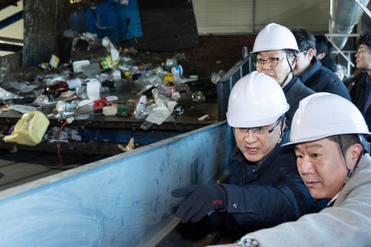 김성환 기후에너지환경부 장관이 26일 경기도 화성시 소재 플라스틱 선별장을 방문해 폐기물 회수 현장을 점검하고 있다.[기후에너지환경부 제공]