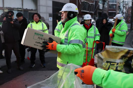 장동혁 국민의힘 대표가 26일 서울 도봉구 일대에서 생활폐기물 상차와 가로청소 봉사활동을 하고 있다. [연합]